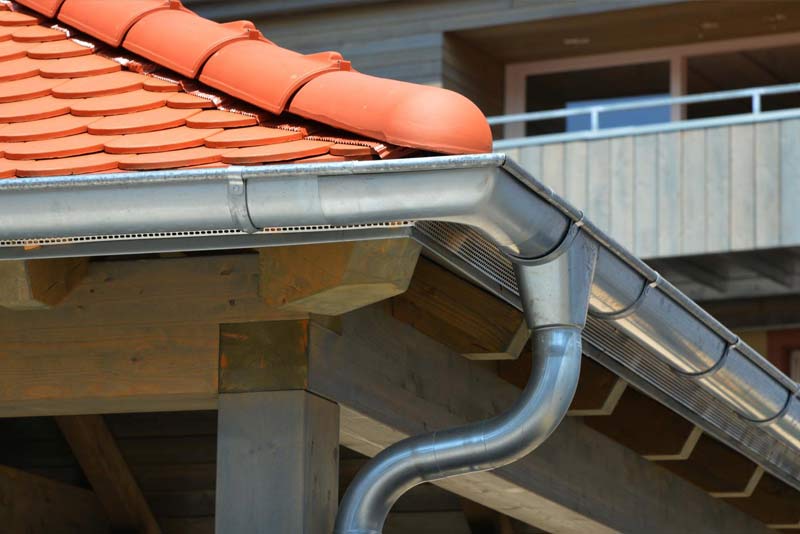 PÉRIOCHERÉNOV 06 : artisan charpentier couvreur peintre dans les Alpes-Maritimes (06) et le Var (83) . Rénovation charpente, traitement des bois de charpente, travaux de couverture, dépannage fuite toiture, étanchéité toit plat terrasse, zinguerie,nettoyage, démoussage  et peinture hydrofuge toiture, ravalement peinture façade et intérieur