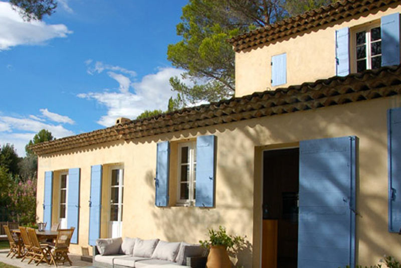 PÉRIOCHERÉNOV 06 : artisan charpentier couvreur peintre dans les Alpes-Maritimes (06) et le Var (83) . Rénovation charpente, traitement des bois de charpente, travaux de couverture, dépannage fuite toiture, étanchéité toit plat terrasse, zinguerie,nettoyage, démoussage  et peinture hydrofuge toiture, ravalement peinture façade et intérieur