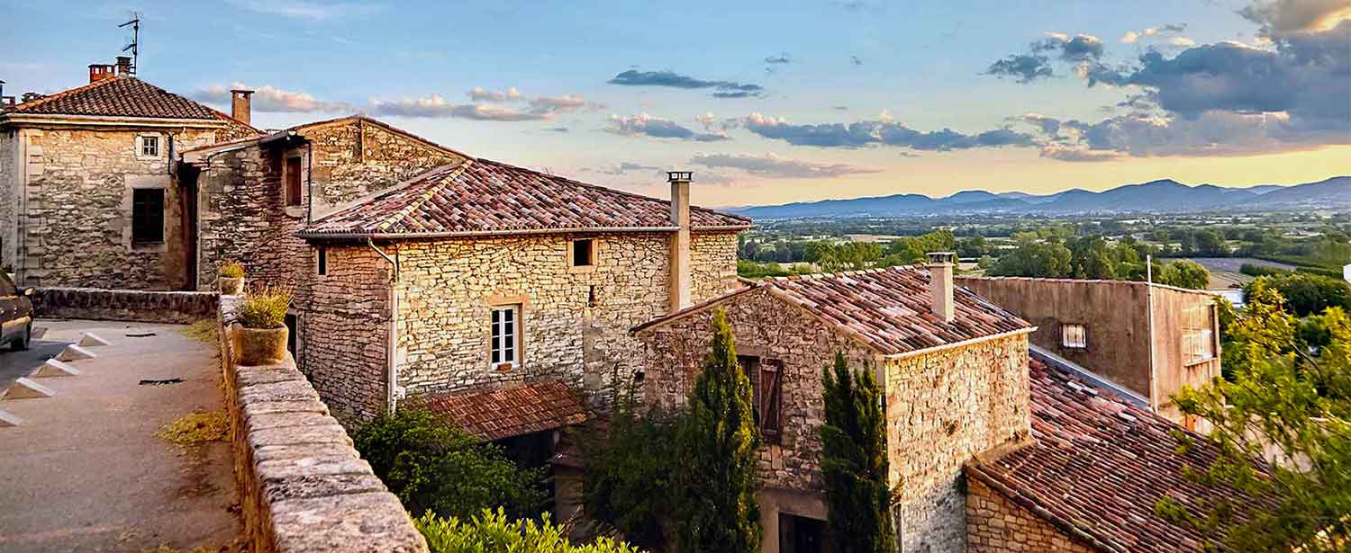 PÉRIOCHERÉNOV 06 : artisan dans les Alpes-Maritimes (06) et le Var (83) . Rénovation charpente, bardage, nettoyage et hydrofuge toiture, zinguerie, lasure bois, peinture façade et intérieur