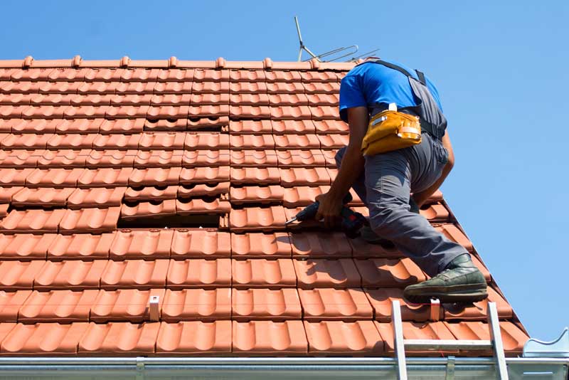 PÉRIOCHERÉNOV 06 : artisan charpentier couvreur peintre dans les Alpes-Maritimes (06) et le Var (83) . Rénovation charpente, traitement des bois de charpente, travaux de couverture, dépannage fuite toiture, étanchéité toit plat terrasse, zinguerie,nettoyage, démoussage  et peinture hydrofuge toiture, ravalement peinture façade et intérieur