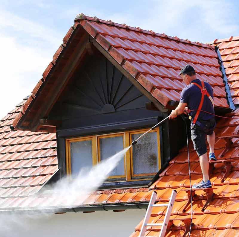 Nettoyage toiture : PÉRIOCHERÉNOV 06 dans les Alpes-Maritimes (06) et le Var (83) . Protection anti-mousse, démoussage couverture. Revêtement peinture hydrofuge de toit contre l'humidité . 