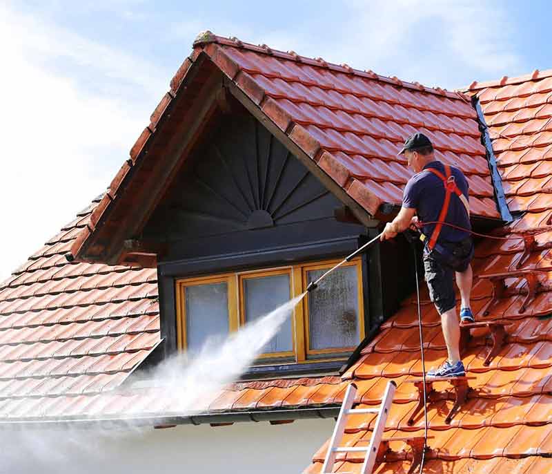 Nettoyage toiture : PÉRIOCHERÉNOV 06 dans les Alpes-Maritimes (06) et le Var (83) . Protection anti-mousse, démoussage couverture. Revêtement peinture hydrofuge de toit contre l'humidité . 