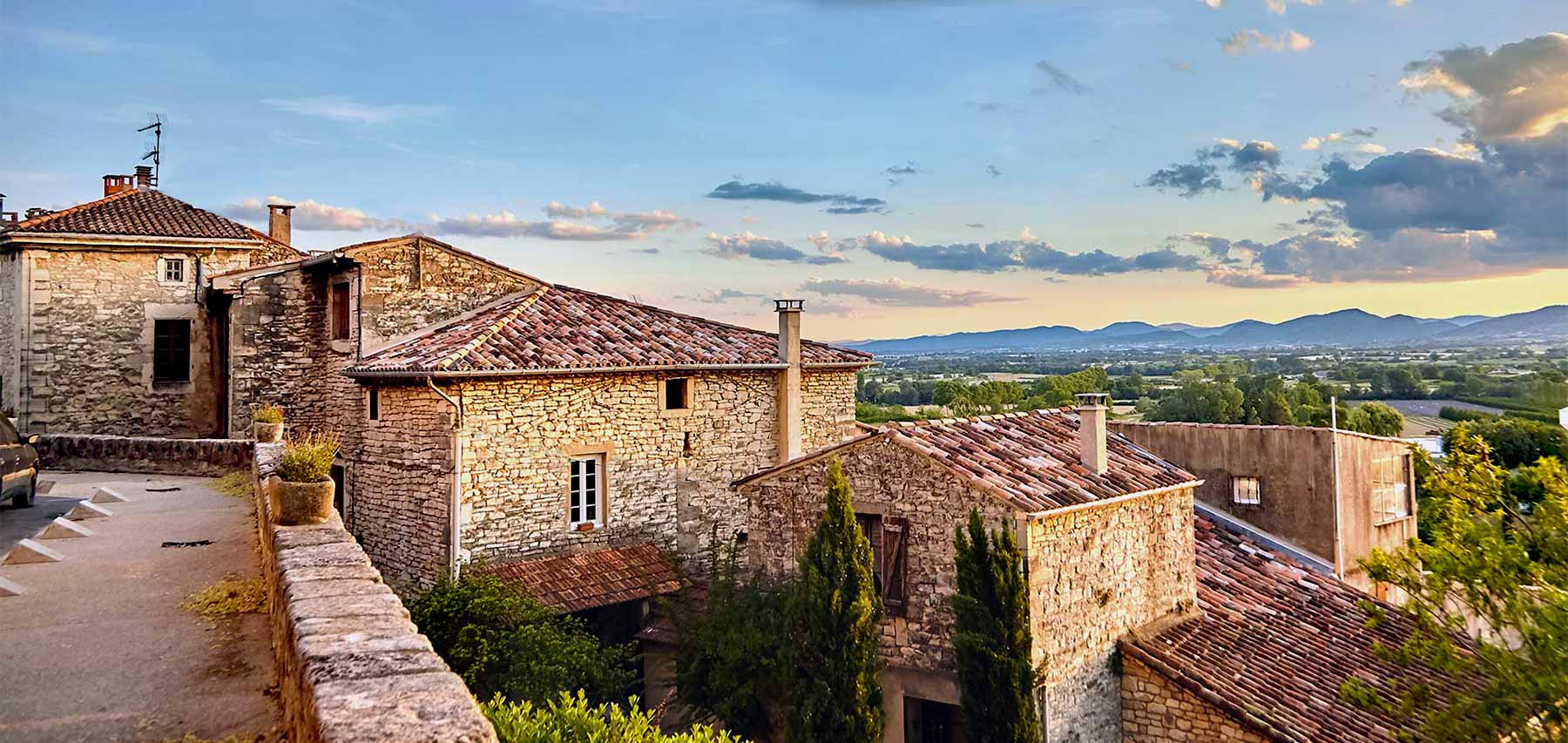 PÉRIOCHERÉNOV 06 : artisan dans les Alpes-Maritimes (06) et le Var (83) . Rénovation charpente, bardage, nettoyage et hydrofuge toiture, zinguerie, lasure bois, peinture façade et intérieur