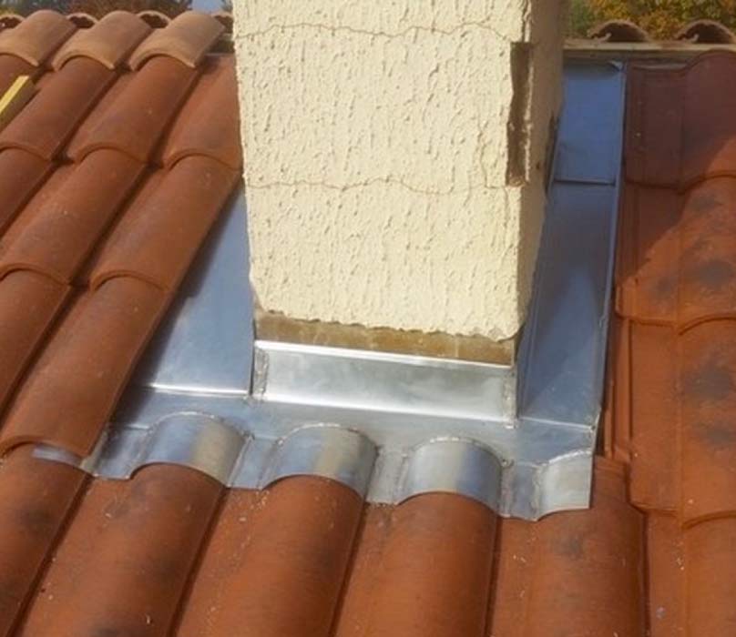 Zinguerie : -  PÉRIOCHERÉNOV 06  - Artisan zingueur dans les Alpes-Maritimes (06) et le Var (83) : Installation de gouttière, chéneaux, noues, habillage bande de rives, pied de cheminée ...  